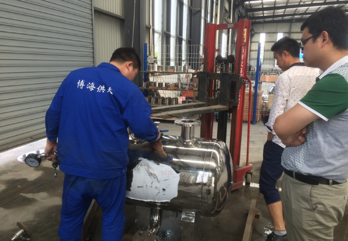 大英英郡項(xiàng)目無負(fù)壓罐出廠試壓