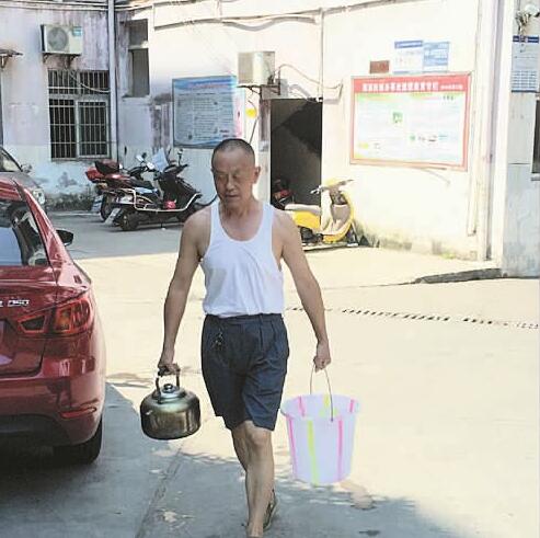 裝修抽干蓄水池,大熱天南充小區(qū)無(wú)水可用