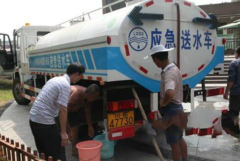 高溫導(dǎo)致用水量大增 送水車開(kāi)到樓下